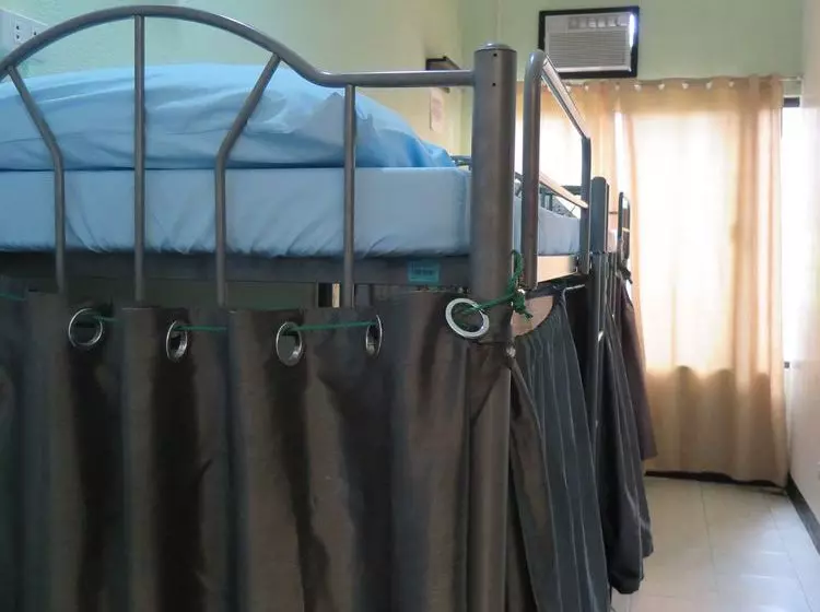 Mountain Breeze Hostel Tagaytay Center