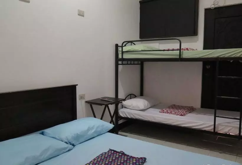 Mountain Breeze Hostel Tagaytay Center