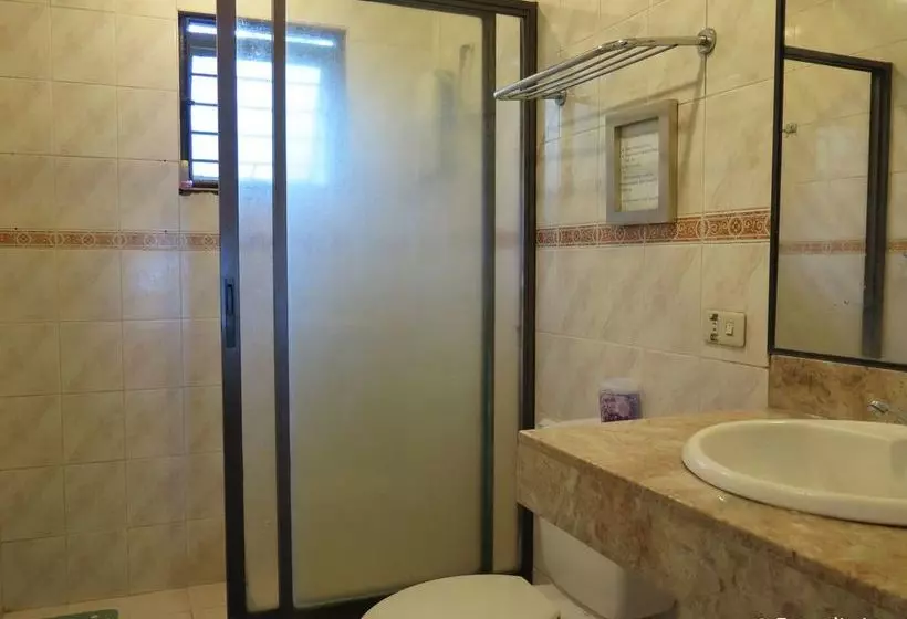 Mountain Breeze Hostel Tagaytay Center