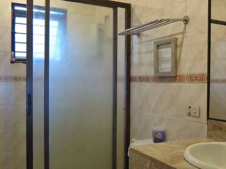 Mountain Breeze Hostel Tagaytay Center