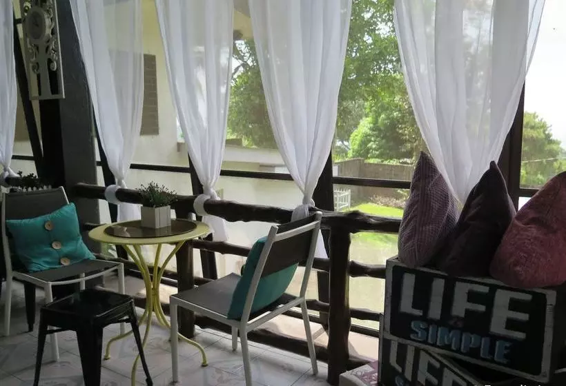 Mountain Breeze Hostel Tagaytay Center