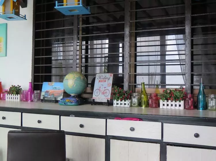 Mountain Breeze Hostel Tagaytay Center