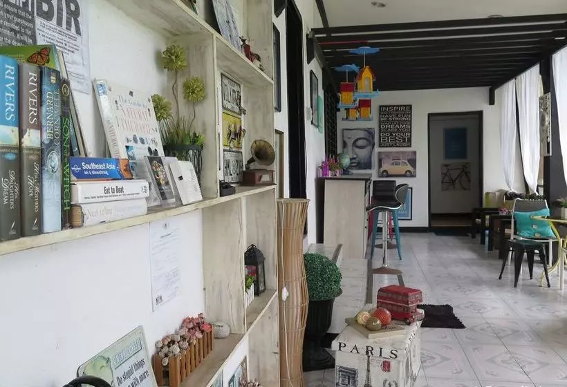 Mountain Breeze Hostel Tagaytay Center