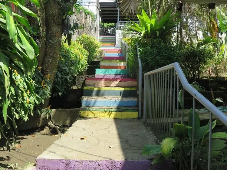 Mountain Breeze Hostel Tagaytay Center