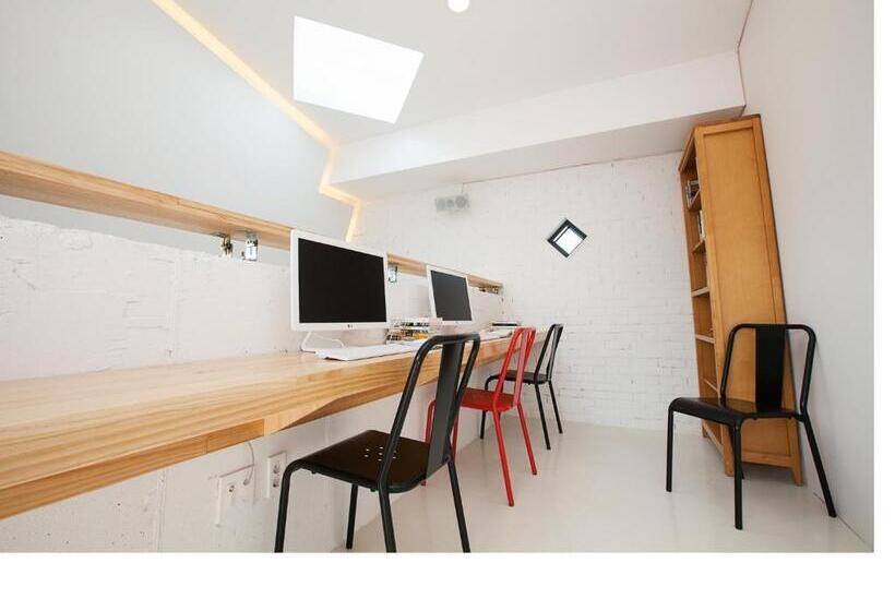 הוסטל Mir Guesthouse