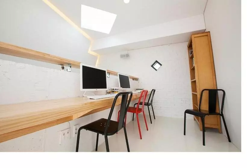 הוסטל Mir Guesthouse