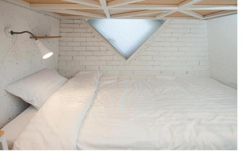 הוסטל Mir Guesthouse