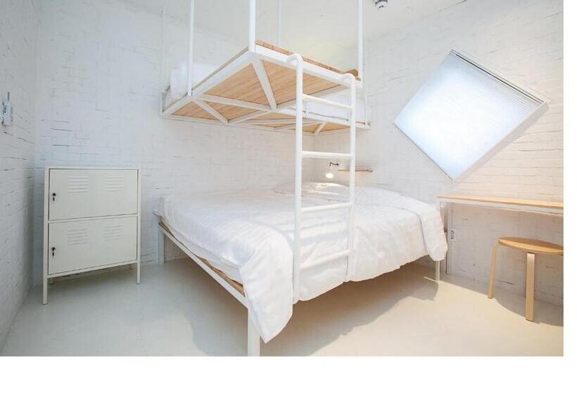 הוסטל Mir Guesthouse