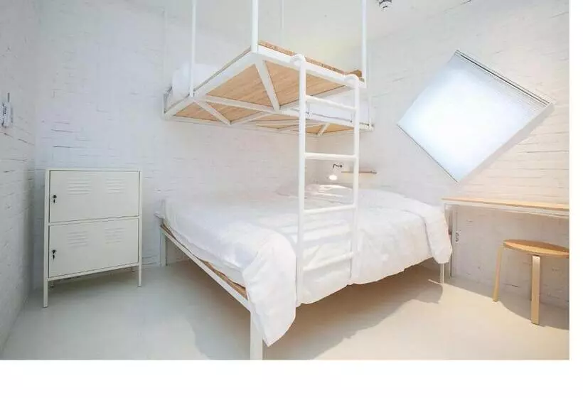 הוסטל Mir Guesthouse