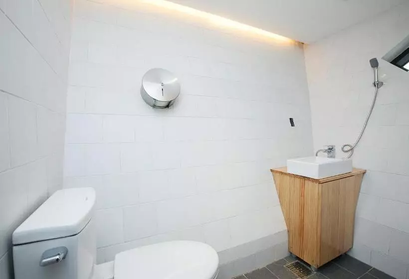 הוסטל Mir Guesthouse