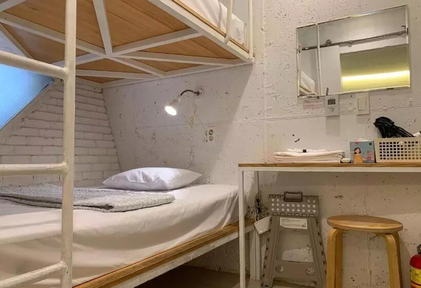 הוסטל Mir Guesthouse