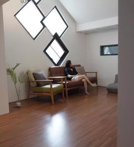 הוסטל Mir Guesthouse