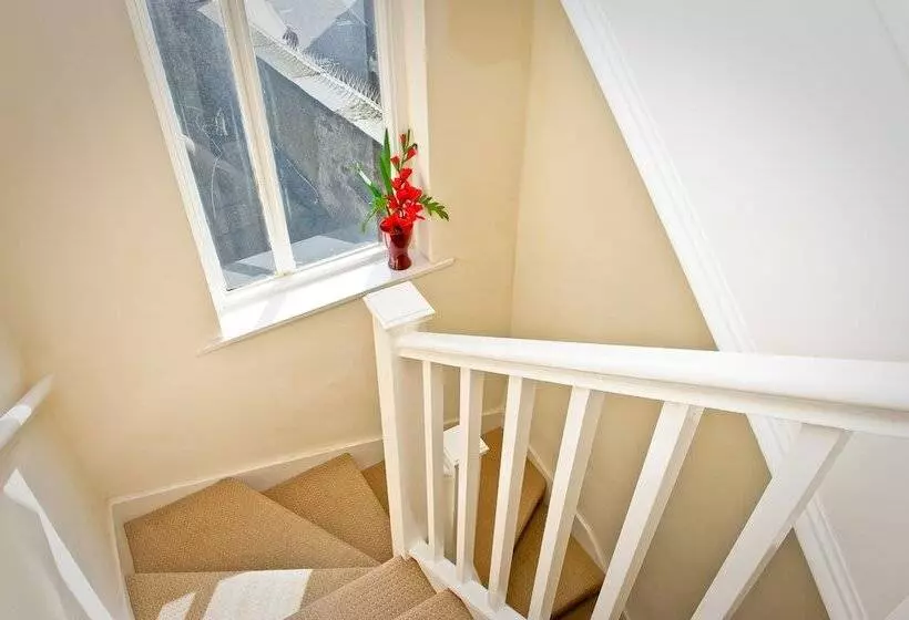 تختخواب و صبحانه Leigh House