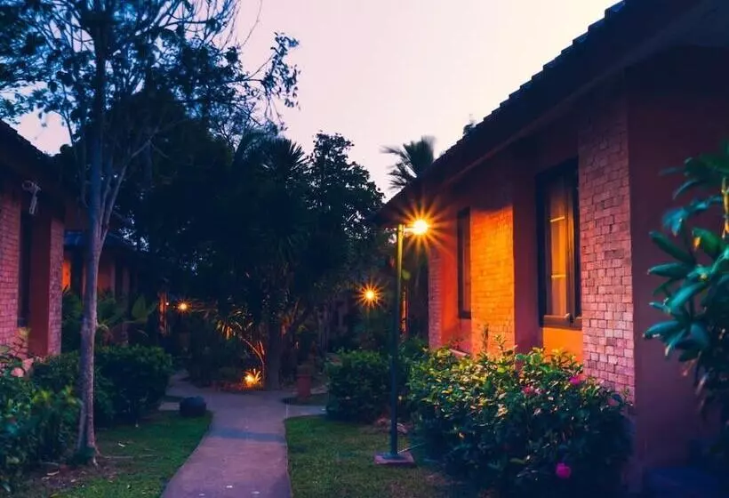 בית מלון כפרי Floraville Phuket Resort