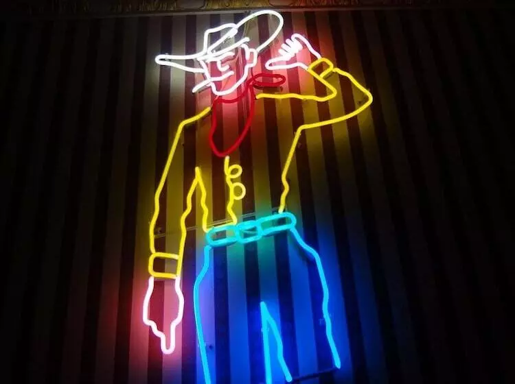 בית מלון כפרי Longstreet Inn & Casino