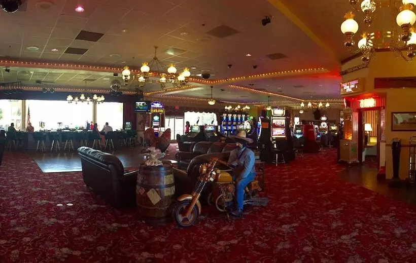 בית מלון כפרי Longstreet Inn & Casino
