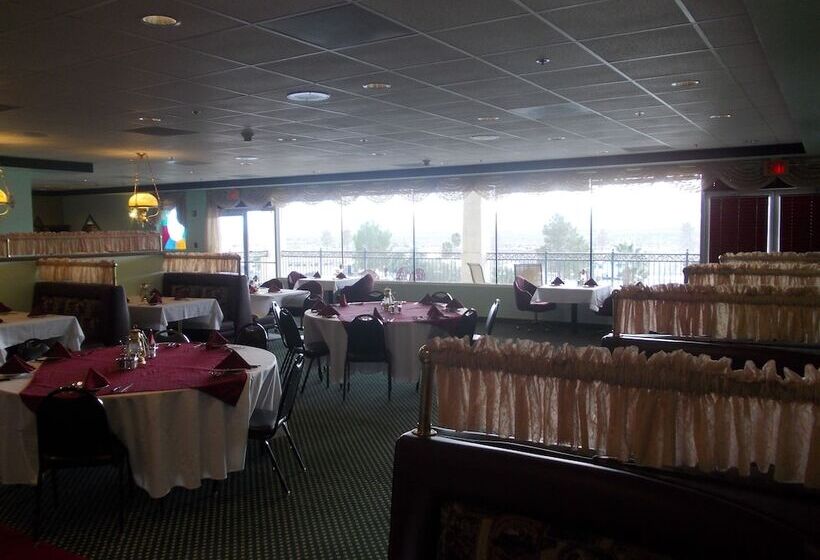 בית מלון כפרי Longstreet Inn & Casino