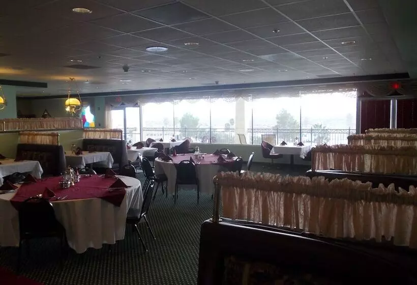 בית מלון כפרי Longstreet Inn & Casino