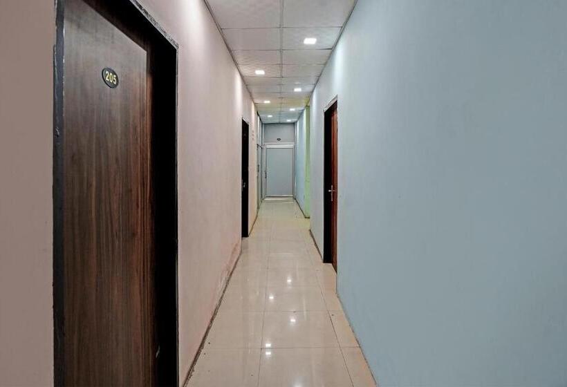 Hotel Oyo 81121 Modern