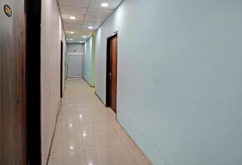 Hotel Oyo 81121 Modern