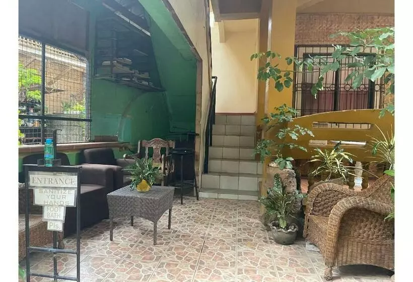 Hotelli Oyo 876 Escurel Inn Boracay