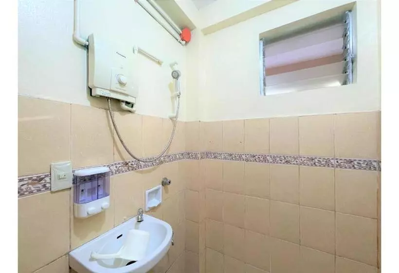 Hotelli Oyo 876 Escurel Inn Boracay