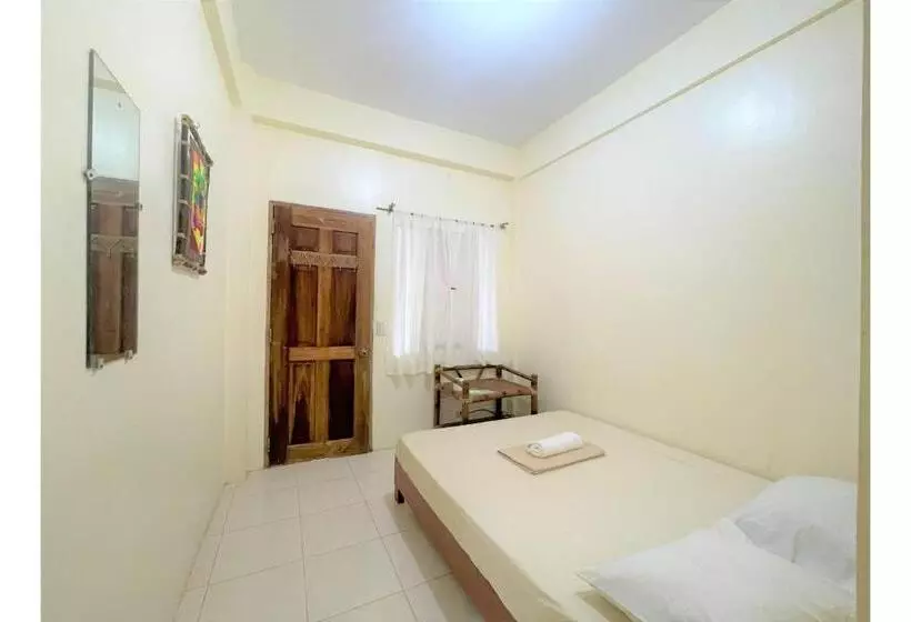 Hotelli Oyo 876 Escurel Inn Boracay