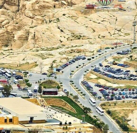 تختخواب و صبحانه Nabateans Home