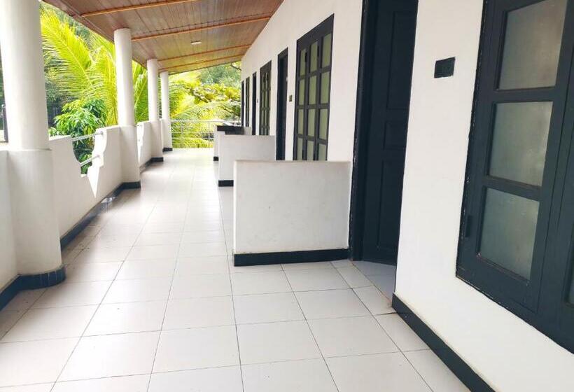 Hotel Uppuveli Beach