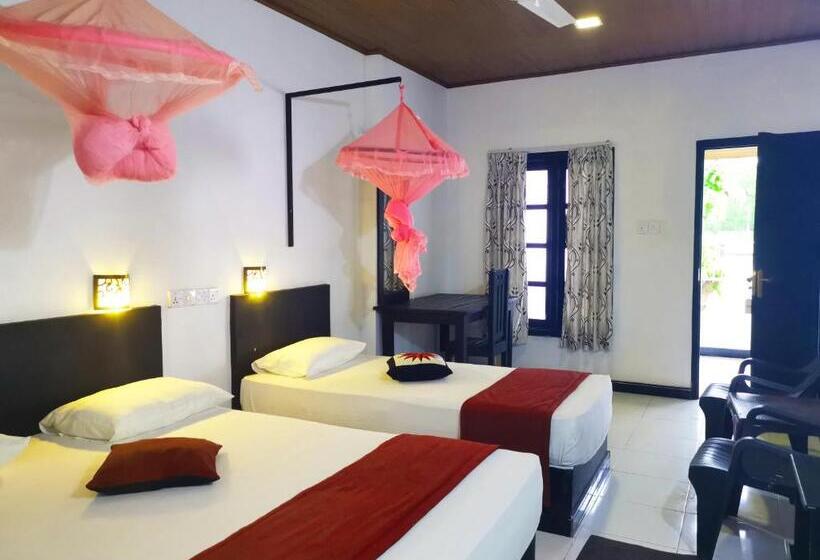 Hotel Uppuveli Beach