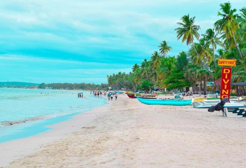 Hotel Uppuveli Beach