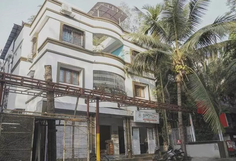 Hotelli Super Townhouse The Upper Room Near Pune Airport