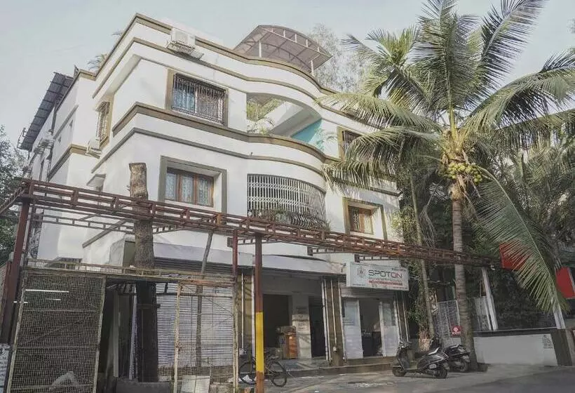 Hotelli Super Townhouse The Upper Room Near Pune Airport