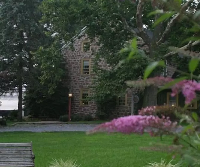 Bed and Breakfast Brownstone Colonial Inn