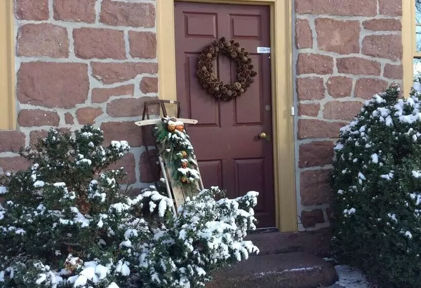 Bed and Breakfast Brownstone Colonial Inn