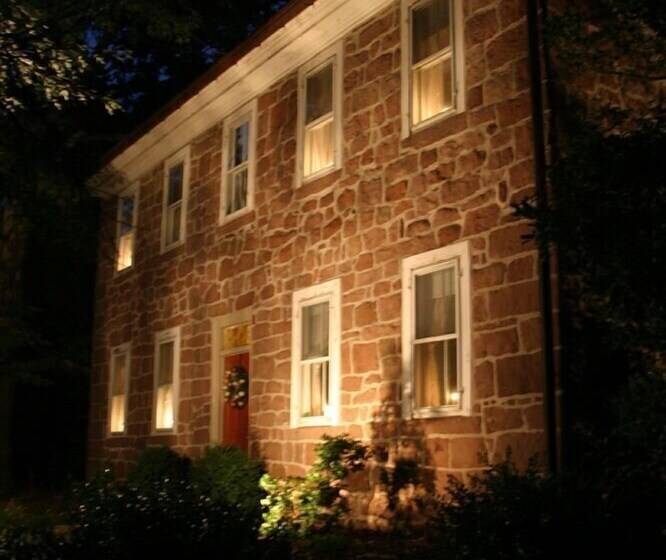 ベッドアンドブレックファースト Brownstone Colonial Inn