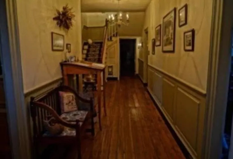 Bed and Breakfast Brownstone Colonial Inn