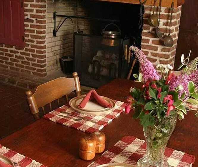 Bed and Breakfast Brownstone Colonial Inn