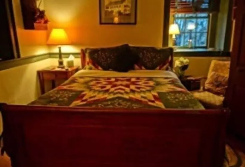Bed and Breakfast Brownstone Colonial Inn