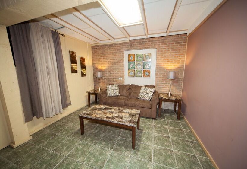 汽车旅馆  Log Cabin Lodge & Suites