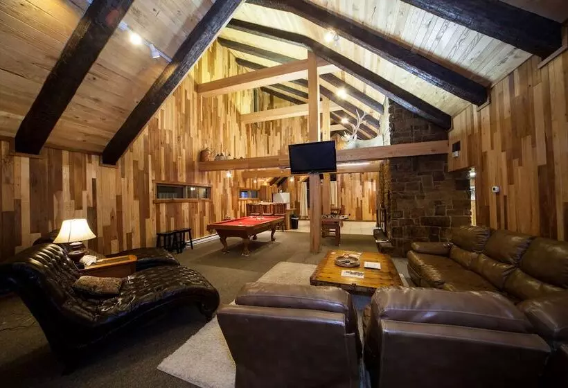 Мотель Log Cabin Lodge & Suites