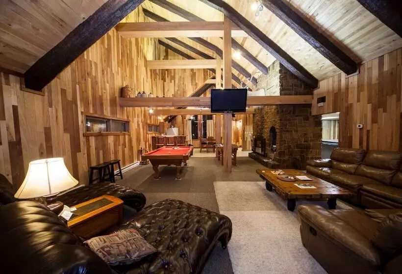 Мотель Log Cabin Lodge & Suites