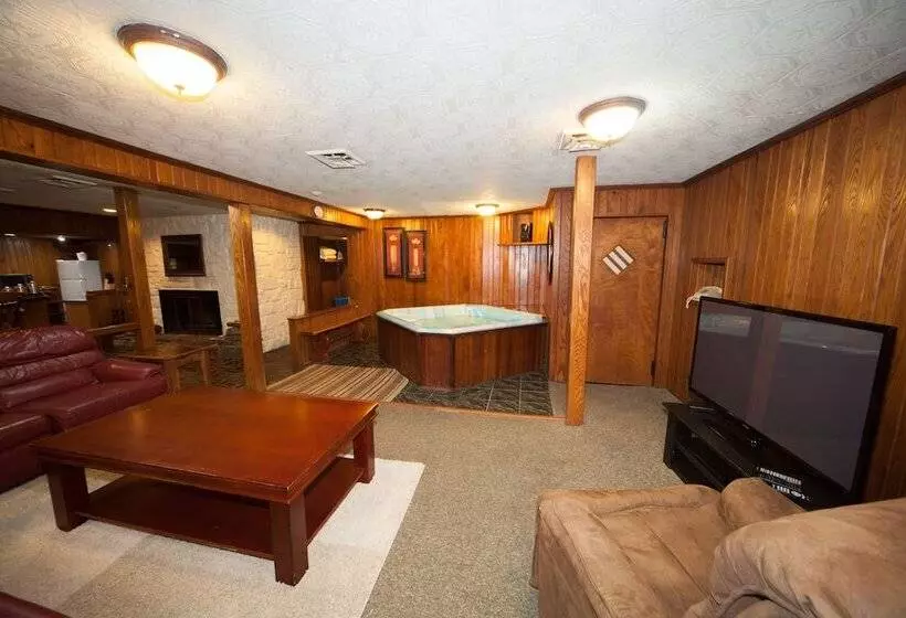 Мотель Log Cabin Lodge & Suites