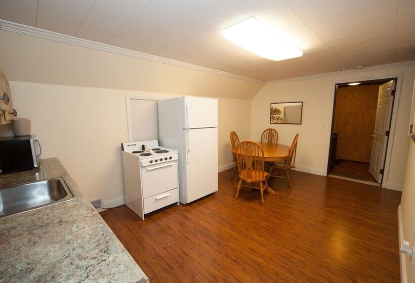 汽车旅馆  Log Cabin Lodge & Suites