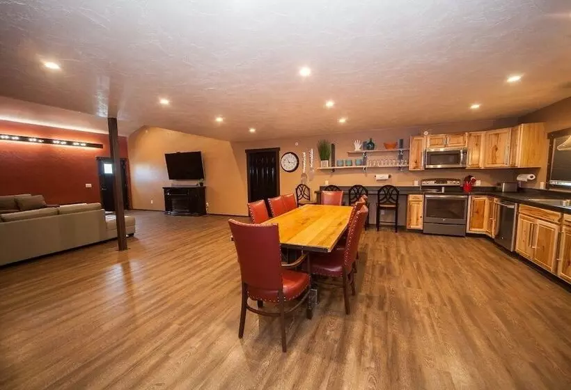 Мотель Log Cabin Lodge & Suites