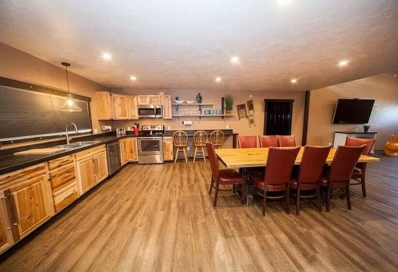 Мотель Log Cabin Lodge & Suites