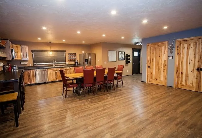 Мотель Log Cabin Lodge & Suites