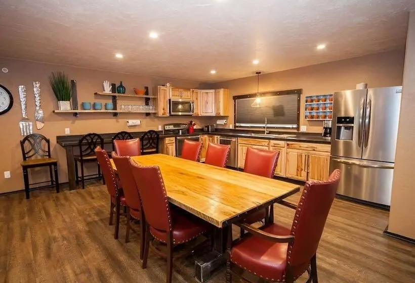 Мотель Log Cabin Lodge & Suites