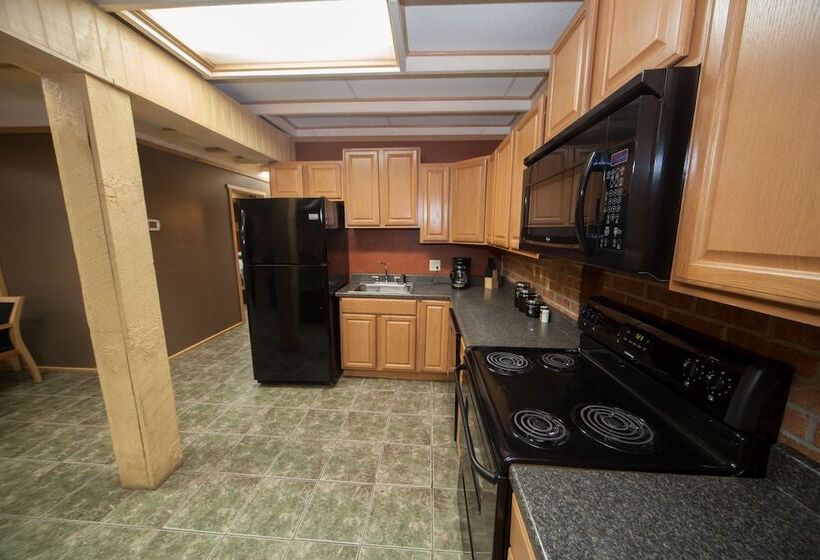 汽车旅馆  Log Cabin Lodge & Suites