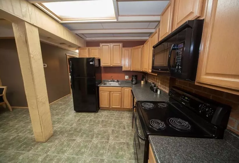 Мотель Log Cabin Lodge & Suites